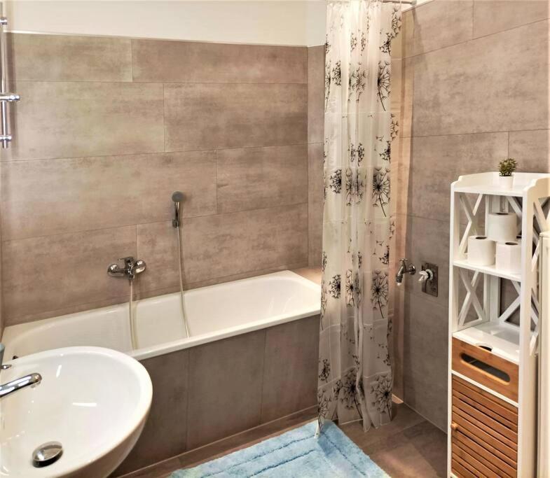 Modernes Apartment Mit Balkon Magdeburg Bagian luar foto